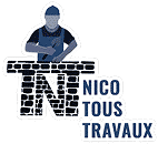 Logo Nico Tous Travaux: artisan en bâtiment avec outils sur mur de briques TNT. Rénovation et travaux généraux.